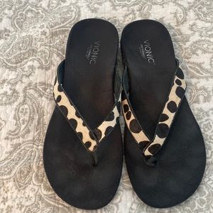 Vionic flip flops with fun “cow hide” strap size 10